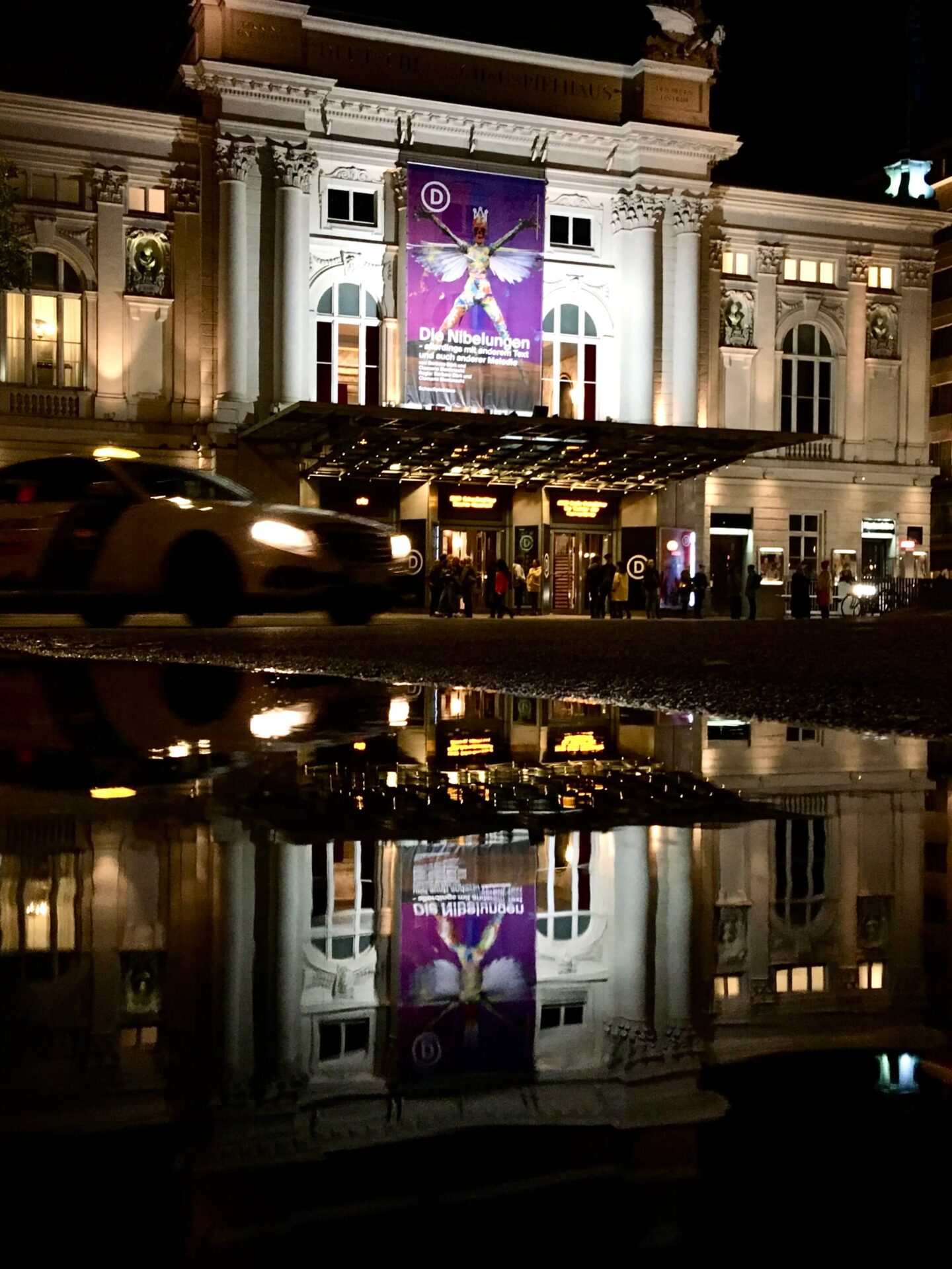 Fassaden vom Deutschen SchauSpielHaus Hamburg spiegekt sich in einer Pfütze