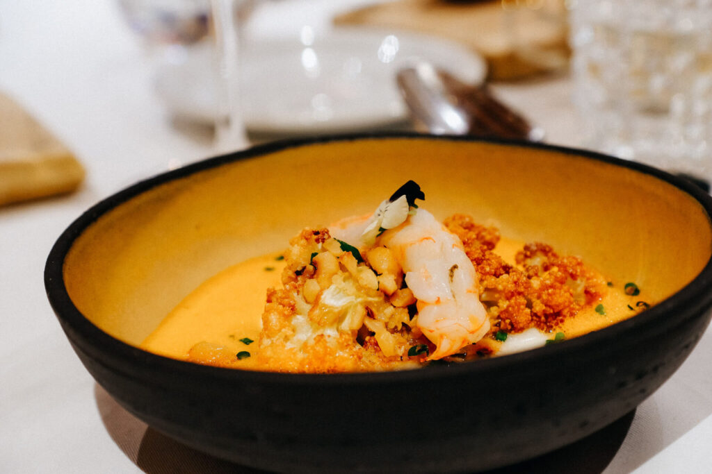 Blumenkohl - frittiert, mit gerösteter Haselnuss und Kartoffelsauce, getoppt mit einem Shrimp