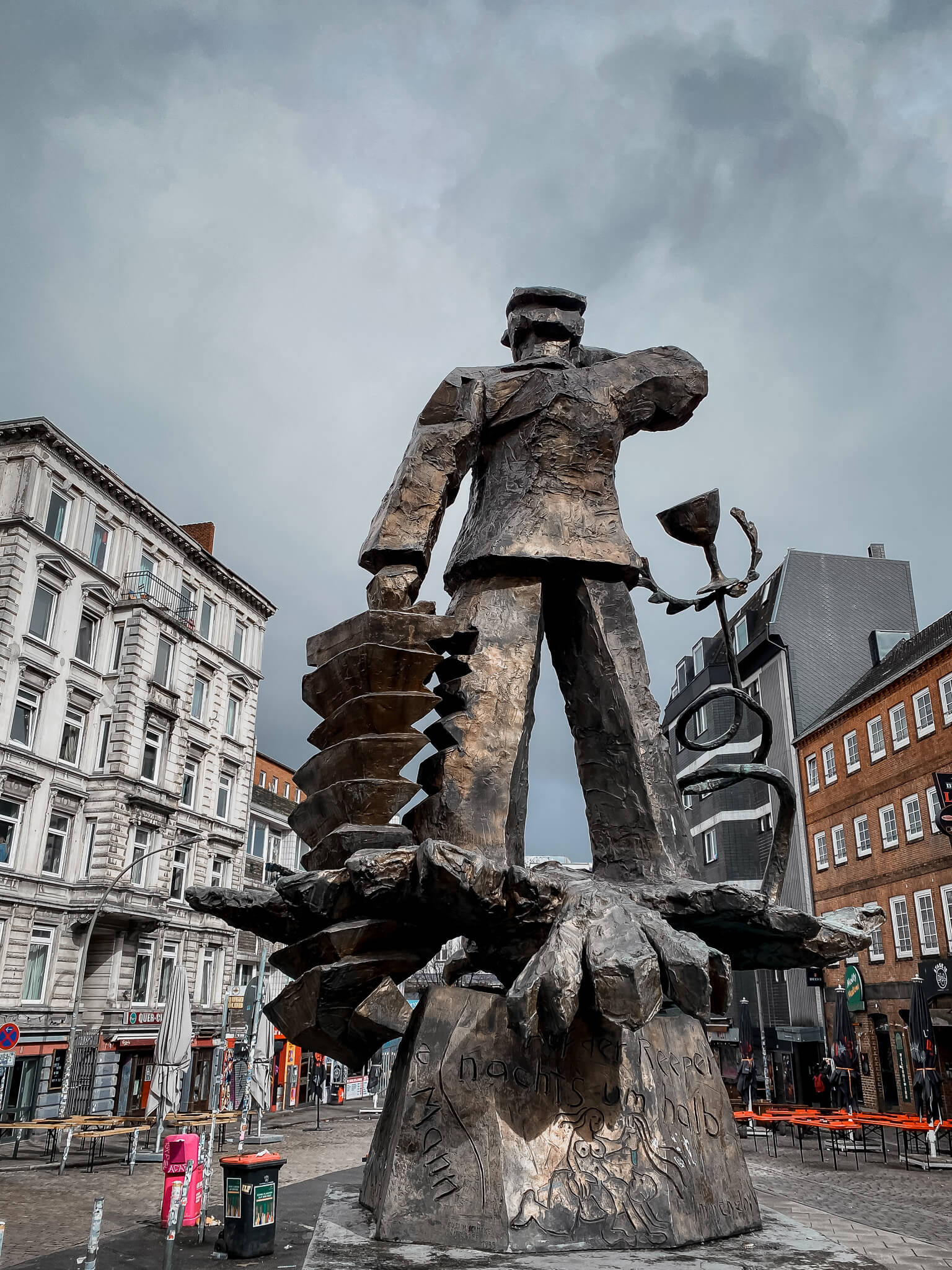 Rückseite des Hans Albers Denkmals