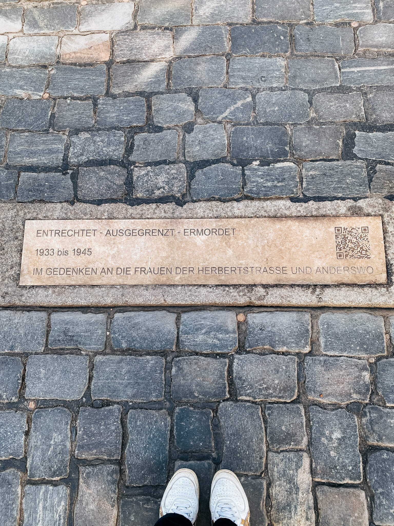 Stolperbordstein vor dem Eingang der Herbertstraße Ecke Davidstraße