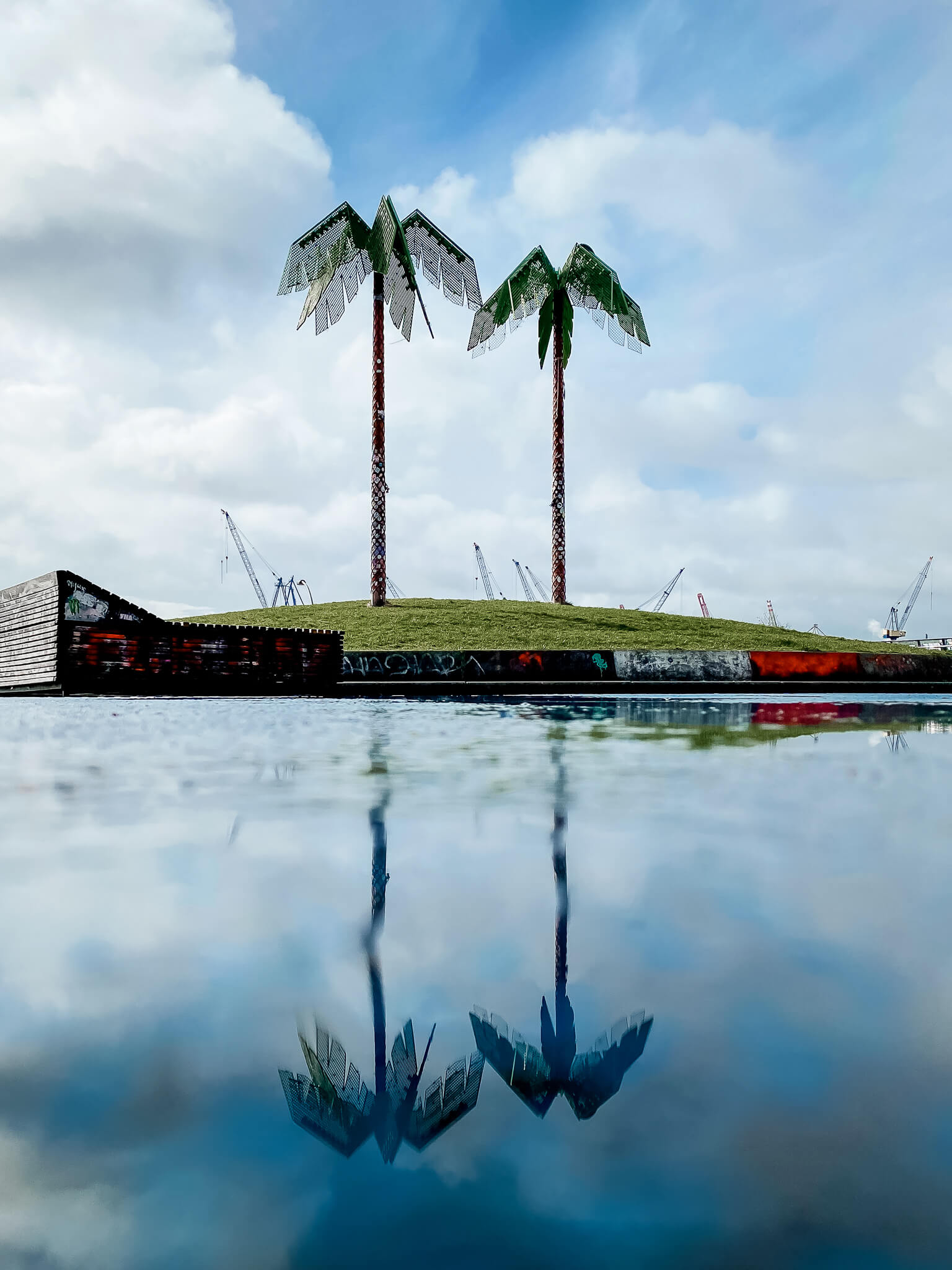 Park Fiction St. Pauli mit Palmen aus Stahl