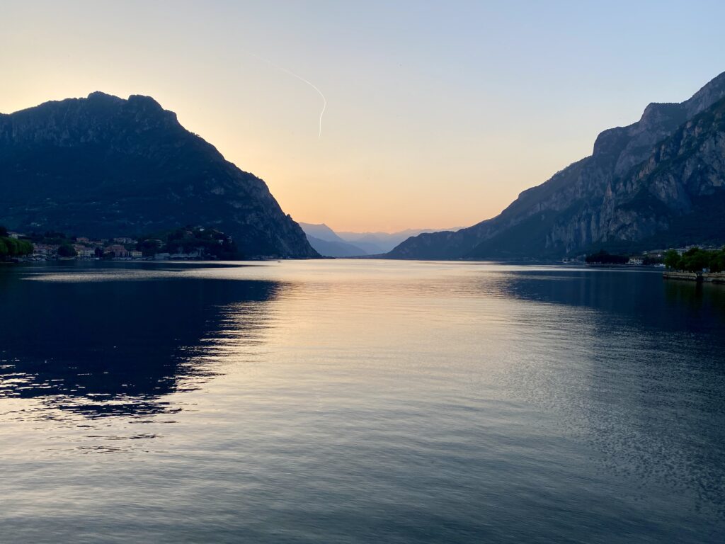 Comer See im Abendlicht bei Lecco