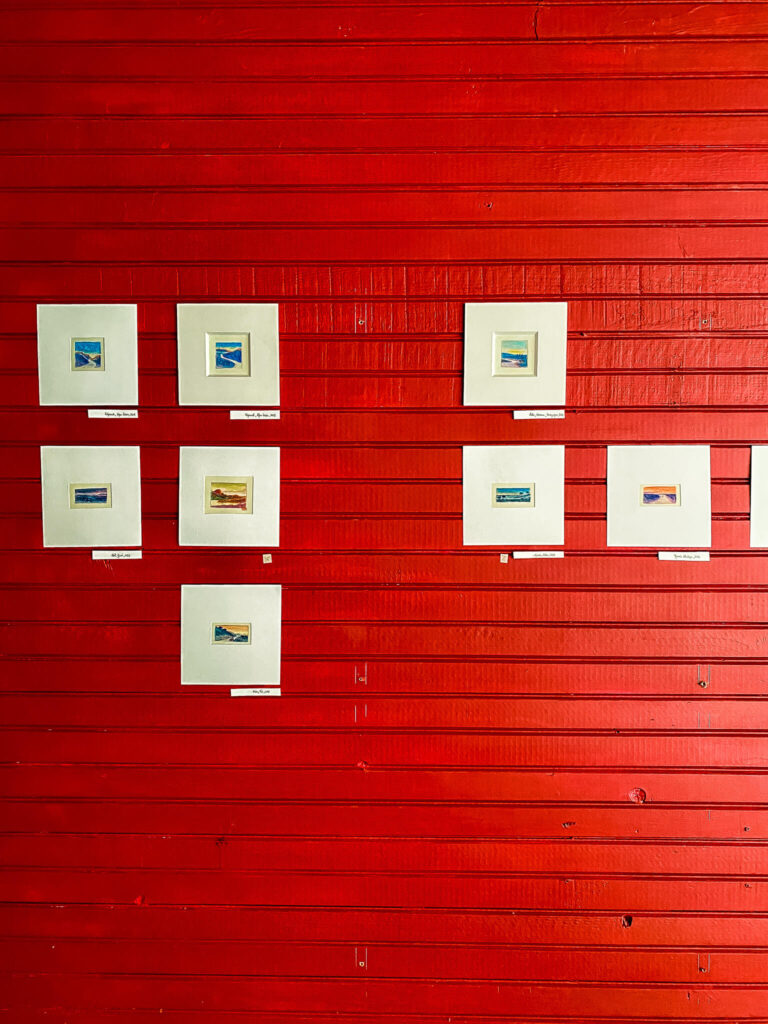 Miniaturbilder an der Wand in Nîmes Gambetta