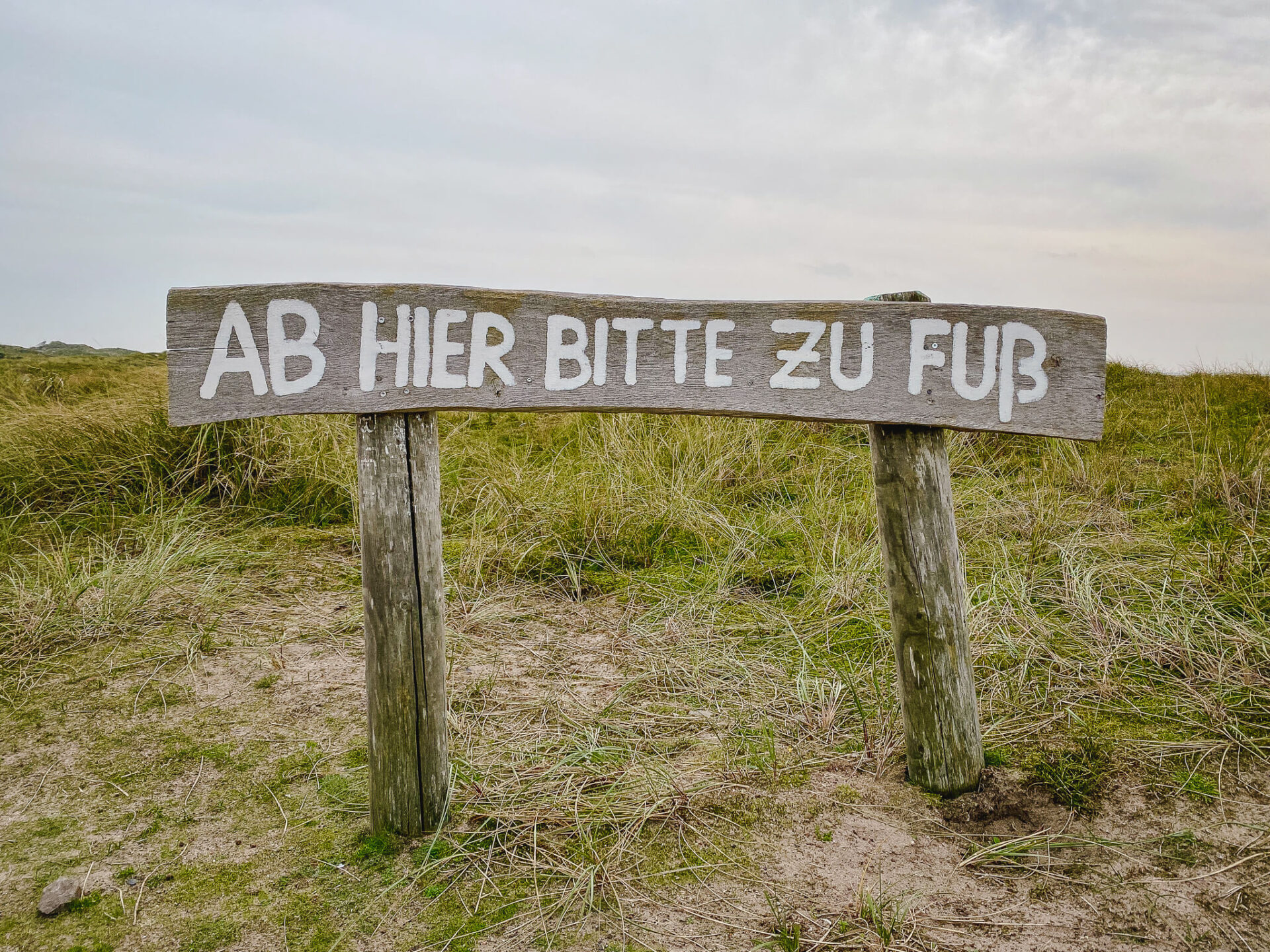 Schild am Ostheller: Ab hier bitte zu Fuß