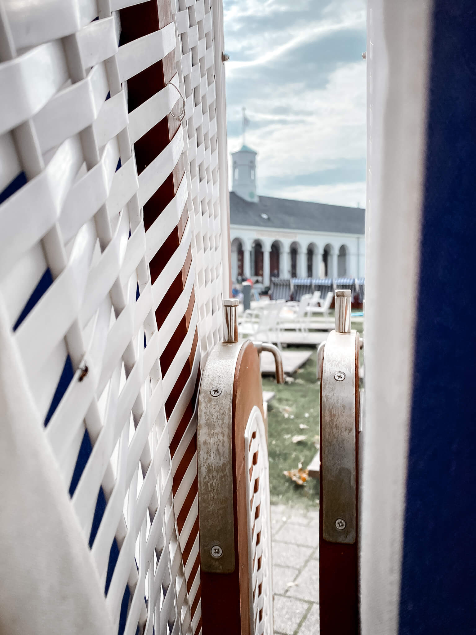 Norderney, Blick durch zwei Strandkörbe auf das Conversationshaus